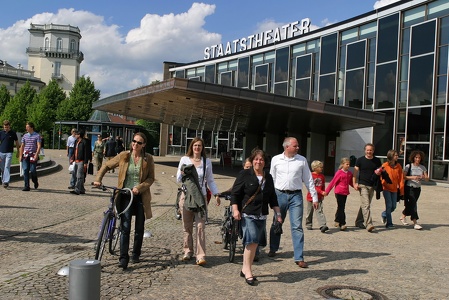 vor dem Staatstheater Kassel