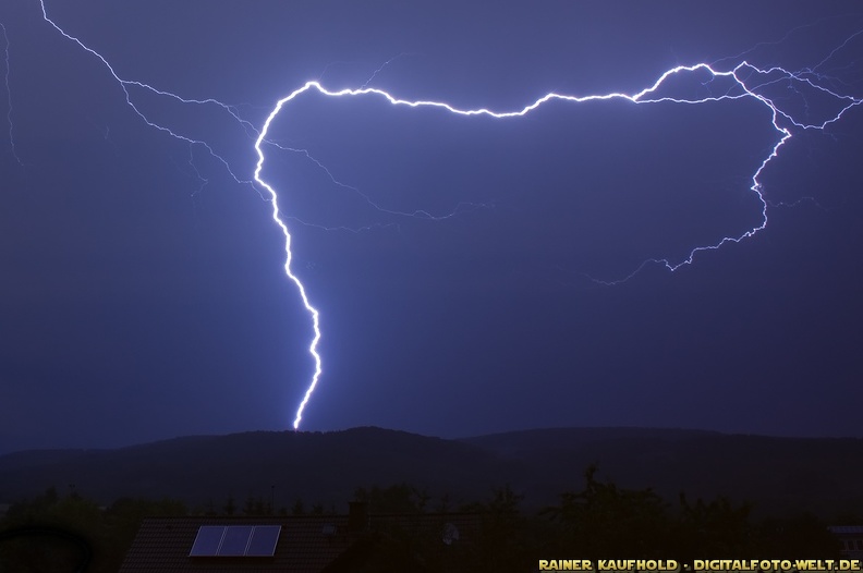 Einschlag in den Fernsehturm am Essigberg im Habichtswald / Kassel - Nordhessen bei dem Gewitter am 14.7.2010. Dies war mit großer Wahrscheinlichkeit ein positiver Blitz, der extrem laut war. Wikipedia: In seltenen Fällen wird positive Ladung der Erdoberfläche zugeführt. Man spricht dann von einem Positivblitz. Meistens handelt es sich hierbei um eine besonders intensive Entladung, deren Hauptentladung auch deutlich länger anhält als beim Negativblitz. Der Positivblitz besteht in aller Regel auch nur aus einer Hauptentladung. Die Stromstärke einer Hauptentladung bei Positivblitzen wird mit bis zu 300.000 Ampere angegeben. Sie sind daher weitaus gefährlicher als Negativblitze, machen allerdings nur etwa 5 % aller Erdblitze aus.
flickr-Rainer Kaufhold-4796117498.jpg