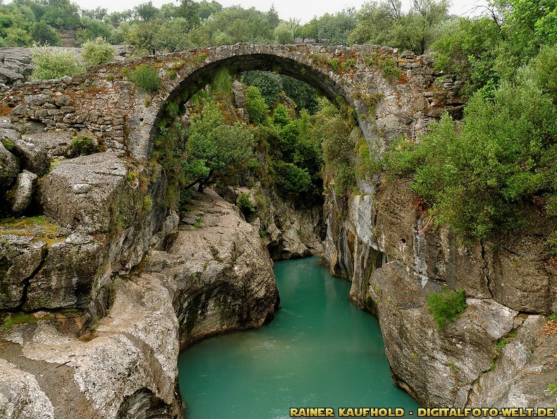 Der Köprülü-Kanyon-Nationalpark liegt etwa 50 km nordwestlich von Side im Taurusgebirge. Die idyllische Zufahrtsstraße zum Köprülü Kanyon führt durch Zypressen-, Kiefern- und Zedernwälder. Kurz hinter dem Dorf Beskonak beginnt die etwa 12 km und bis zu 100 m tiefe Schlucht des Köprü-Fluss, der sich hier in Jahrmillionen sein Bett durch den Felsen gefressen hat.
Tuerkei_2012-P1060359.jpg
