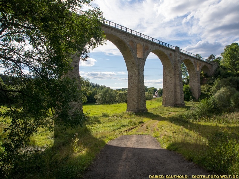 Das Selbacher Viadukt (auch Reiherbachbrücke genannt) ist eine siebenbogige, 193 m lange und 28 m hohe Eisenbahnbrücke der stillgelegten Ederseebahn und des heutigen Ederseebahn-Radwegs beim Waldecker Stadtteil Selbach im nordhessischen Landkreis Waldeck-Frankenberg (Wikipedia) https://de.wikipedia.org/wiki/Selbacher_Viadukt
OLY93353.jpg